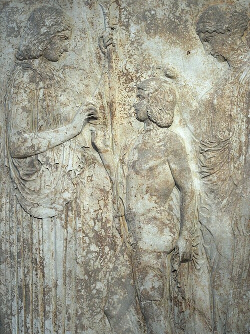 Slavný votivní reliéf z Eleúsiny. Pentelský mramor, 220 cm × 152 cm, 440 až 430 před n. l. NAMA 126. Kredit: Zde, Wikimedia Commons. Licence CC 3.0.