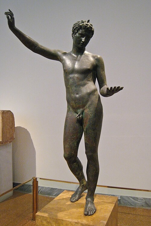 „Marathon Boy“. Pozdně klasická bronzová socha z let 340 až 330 před n. l. NAMA X15118. Kredit: Sharon Mollerus, Wikimedia Commons. Licence CC 2.0.