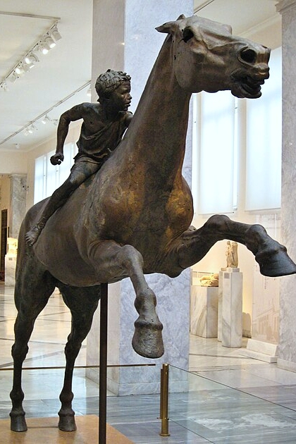 Jezdec od mysu Artemision, z vraku, bronz, výška 210 cm, délka 290 cm, 140 před n. l. NAMA X1507. Kredit: Sharon Mollerus, Wikimedia Commons. Licence CC 2.0.