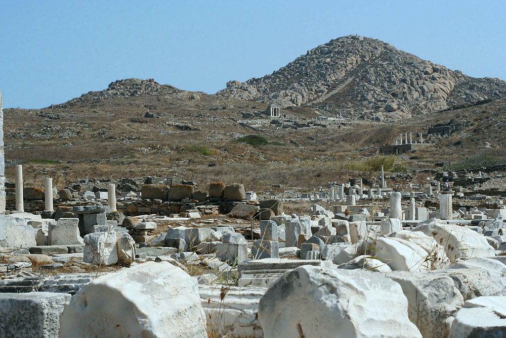 Pohled z Apollónova posvátného prostoru na vrchol Kynthos. Kredit: Zde, Wikimedia Commons. Licence CC 4.0