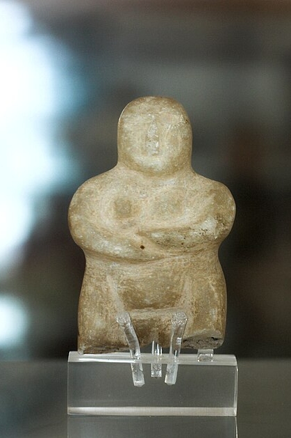 Figurka ženské postavy, mramor, pozdní neolit, 4000 až 3200 před n. l. Nejspíše z Gyroulas u Sangri. Archeologické muzeum Naxu. Kredit: Zde, Wikimedia Commons. Licence CC 3.0.