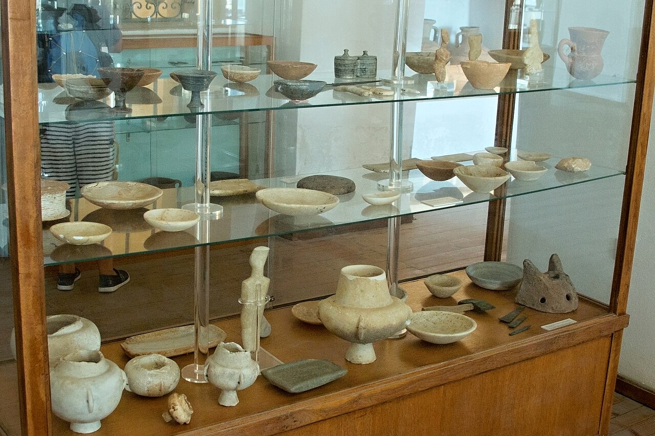 Archeologické muzeum na Naxu, kykladská sbírka, skříň 1: Nálezy z vykopávek Archeologické společnosti v letech 1900 až 1910. Kredit: Zde, Wikimedia Commons. Licence CC 3.0.