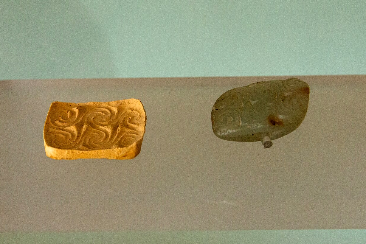Pečetítko, kámen, 2800-2300 před n. l. Vlevo je jeho otisk. Archeologické muzeum na Naxu. Kredit: Zde, Wikimedia Commons. Licence CC 4.0.