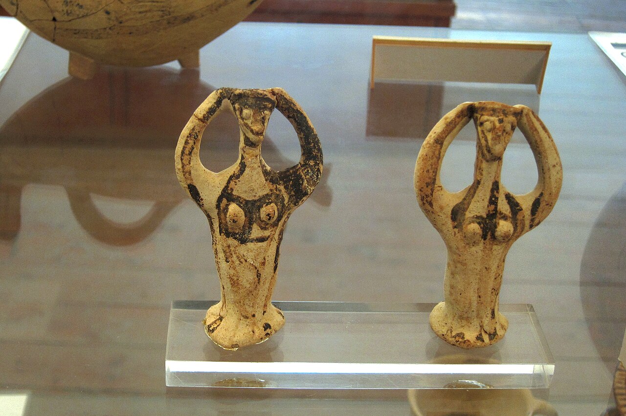 Terakotové tzv. „Ptačí bohyně“, jasný znak mykénské civilizace. Kredit: Zde, Wikimedia Commons. Licence CC 3.0.