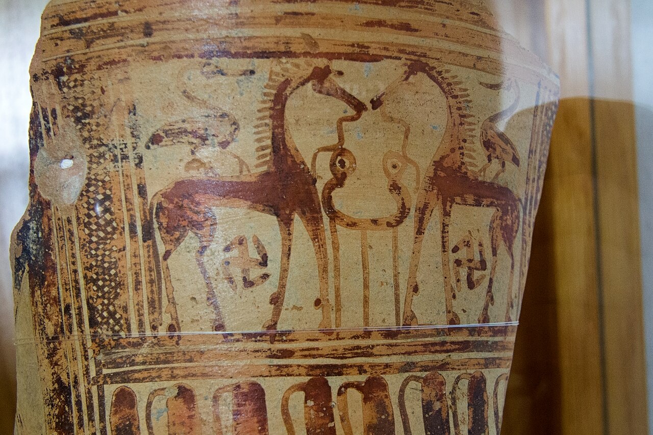 Koně, vodní ptáci a svastiky, fragment větší geometrické nádoby, 750-700 před n. l. Kredit: Zde, Wikimedia Commons. Licence CC 3.0.