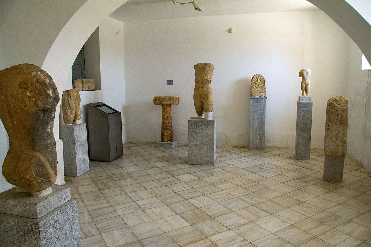 Galerie I, sálek větších plastik z řecké archaické doby, 7. a 6. století před n. l. Archeologické muzeum na Naxu. Kredit: Zde, Wikimedia Commons. Licence CC 3.0.