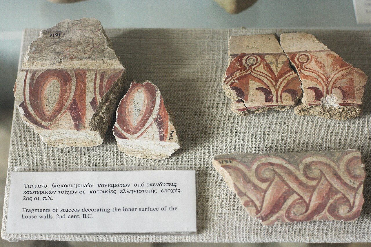 Fragmenty štuk z vnitřních stěn obytných domů. Kredit: Zde, Wikimedia Commons. Licence CC 3.0.