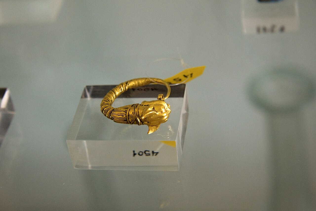 Zlatá náušnice z římské doby. Archeologické muzeum na Naxu, inv. č. 4501. Kredit: Zde, Wikimedia Commons. Licence CC 3.0.