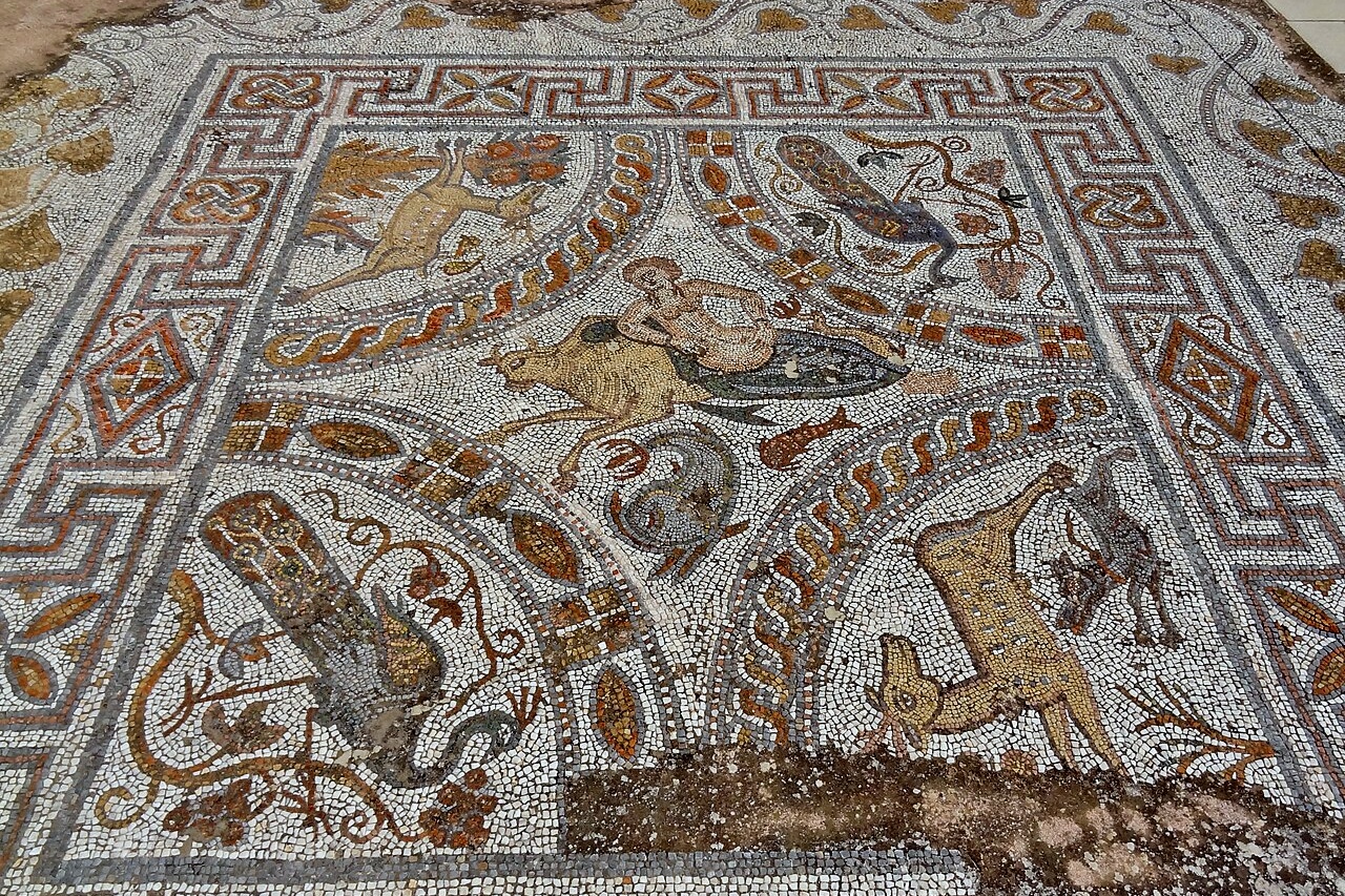 Velká mozaika z Aplomaty na terase muzea. Kredit: Olaf Tausch, Wikimedia Commons. Licence CC 3.0.