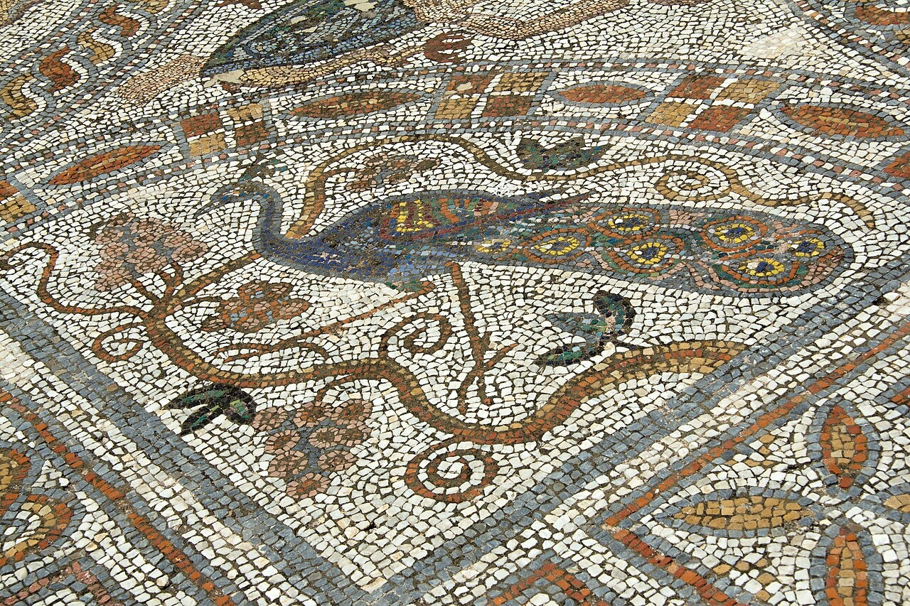 Pozdně antická mozaika z Aplomaty na Naxu. Páv na vinici. Kredit: Zde, Wikimedia Commons. Licence CC 3.0.