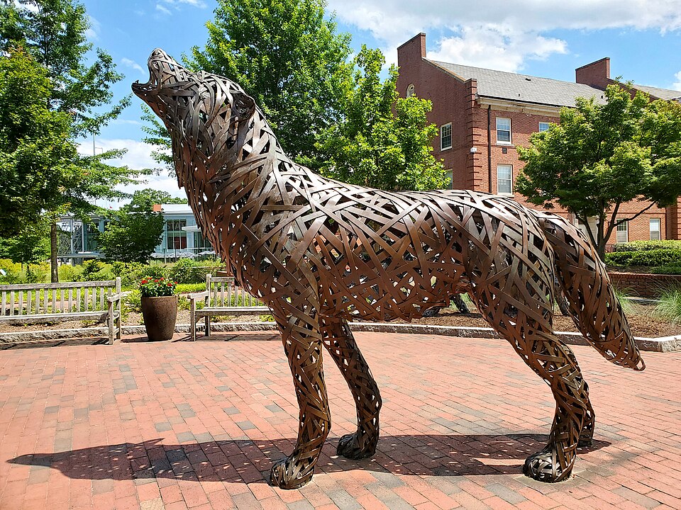North Carolina State University. Kredit: https://crambetter.com/ncsu/, Wikimedia Commons, CC BY-SA 4.0.