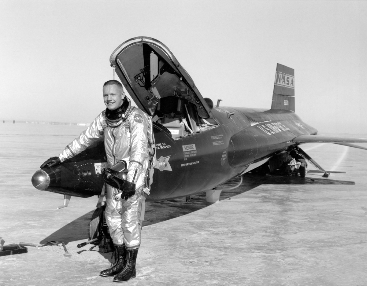Neil Armstrong před letounem X-15 po letu. (Zdroj: NASA)