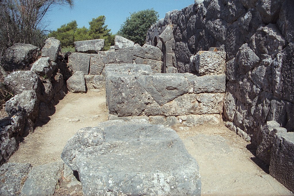 Labyrint v Nekromanteiu. Kredit: Zde, Wikimedia Commons. Licence CC 4.0.