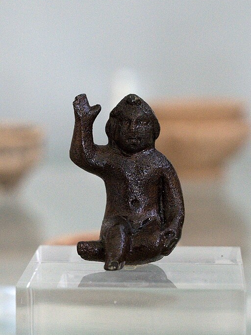 Figurka malého chlapce, nejspíš Ofeltés. Drobný bronz z helénistické doby. Nemejské archeologické muzeum, BR 671. Kredit: Zde, Wikimedia Commons. Licence CC 4.0.