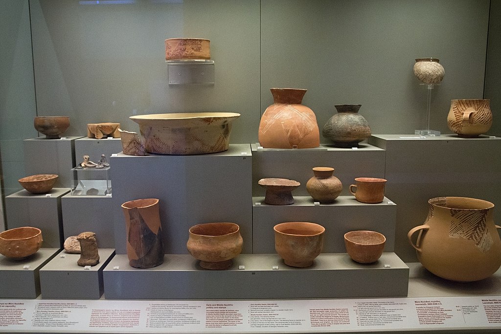 Keramika kultury Sesklo, raný a střední neolit, 6500 až 5300 před n. l. Národní archeologické muzeum v Athénách. Kredit: Zde, Wikimedia Commons.