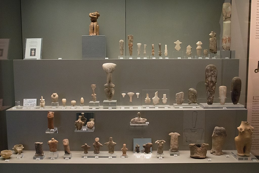 Figurky z kamene (většinou mramoru) i pálené hlíny. Neolit, 6500 až 3300 před n. l. Národní archeologické muzeum v Athénách. Národní archeologické muzeum v Athénách. Kredit: Zde, Wikimedia Commons.