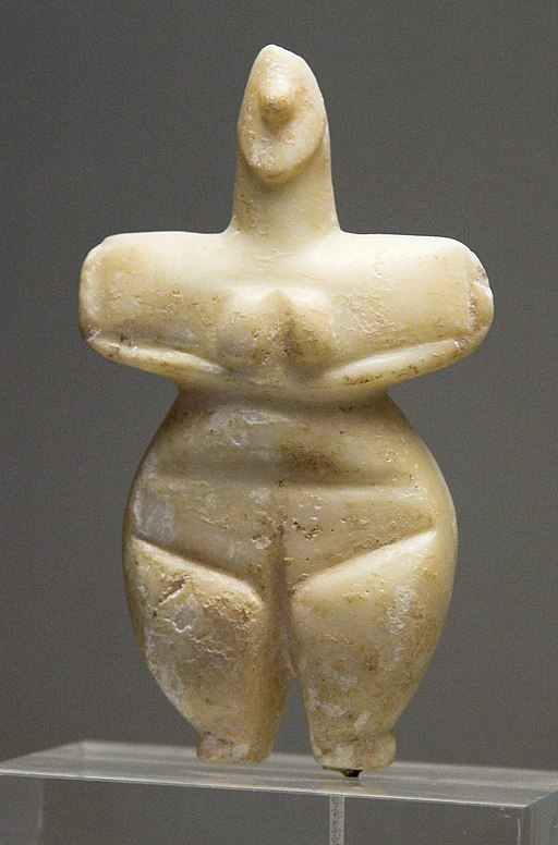 Ženská postava, mramor, Thessalie, 5300 až 3300 před n. l. Národní archeologické muzeum v Athénách, č. 8772. Kredit: Zde, Wikimedia Commons.