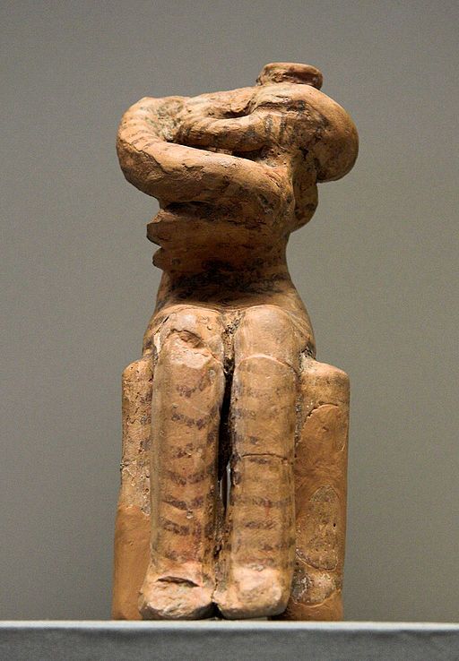 Ženská postava chová malé dítě, torzo, drobná malovaná terakota. „Kúrotrofos“, ale už z pozdního neolitu, 4800 až 4500 před n. l. Místo nálezu: Sesklo. Národní archeologické muzeum v Athénách, č. 5937. Kredit: Zde, Wikimedia Commons.