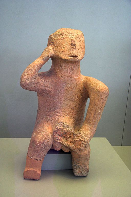 Větší terakota zvaná „Myslitel“, pozdní neolit, 4500 až 3300 před n. l. Karditsa, Thessalie. Národní archeologické muzeum v Athénách, č.  5894. Kredit: Zde, Wikimedia Commons.