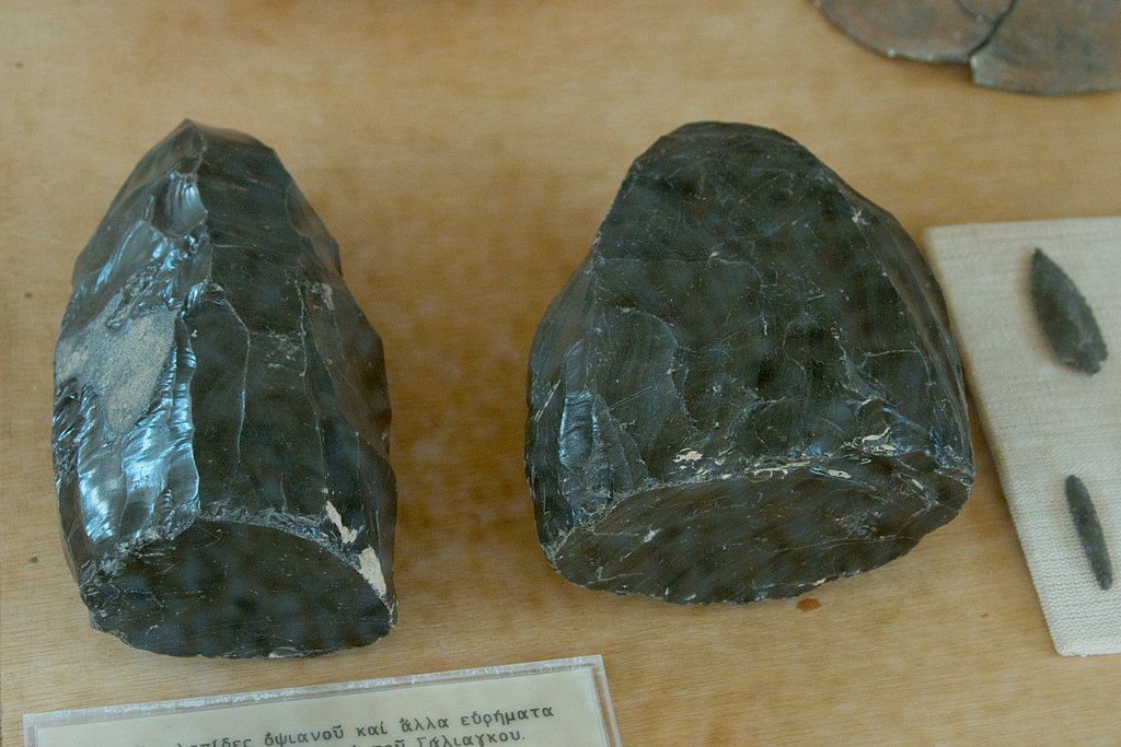 Obsidiánová jádra a ostří z neolitického sídla na ostrůvku Saliagos u Paru, 4000 až 3000 před n. l. Archeologické muzeum na Paru. Kredit: Zde, Wikimedia Commons