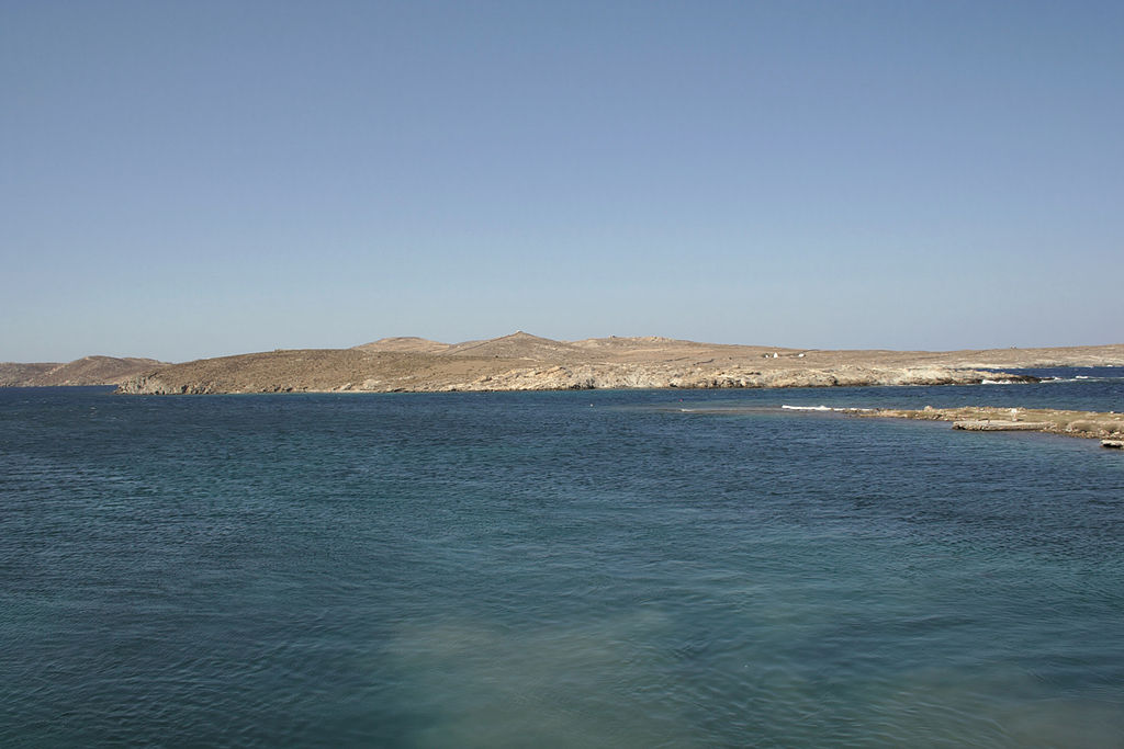 Ostrov Rhéneia, plný antických hrobů. Pohled z přístavu na Délu. Kredit: Zde, Wikimedia Commons. Licence CC 3.0.