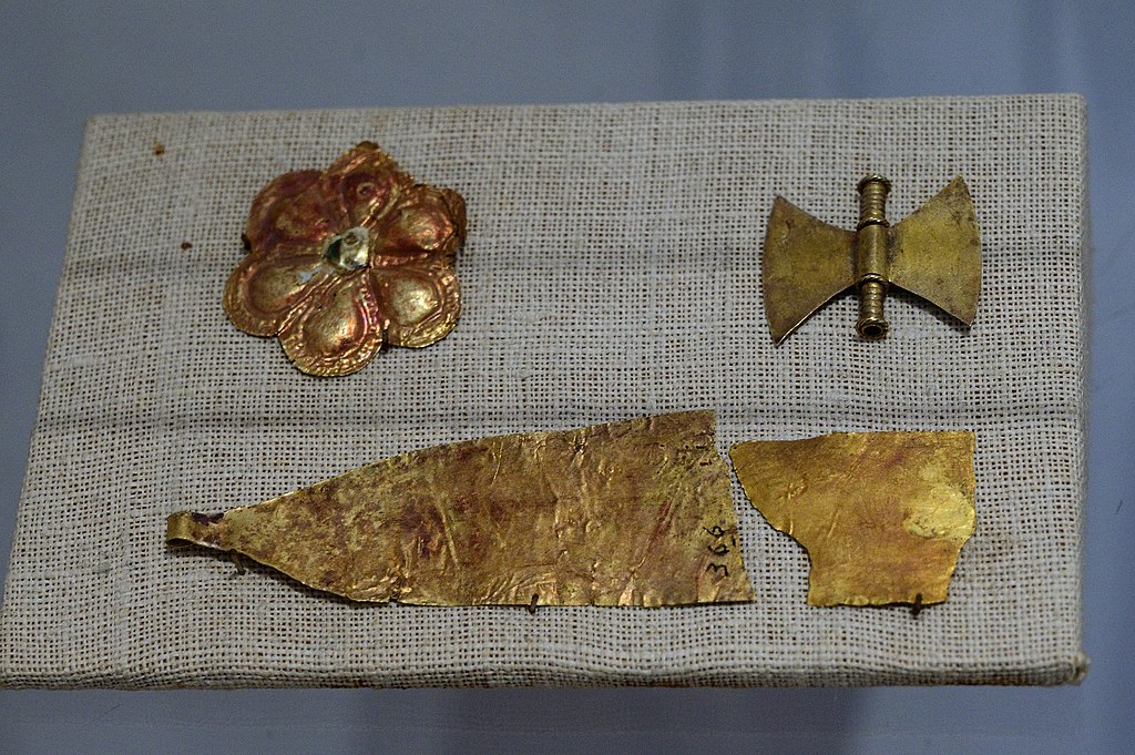 Šperky z „očišťovací“ pohřební jámy nalezené na ostrově Rhéneia. Z druhotného pohřbu obyvatel Délu od 9. do počátku 5. století před n. l. Archeologické muzeum na Mykonu. Kredit: Zde, Wikimedia Commons. Licence CC 4.0.