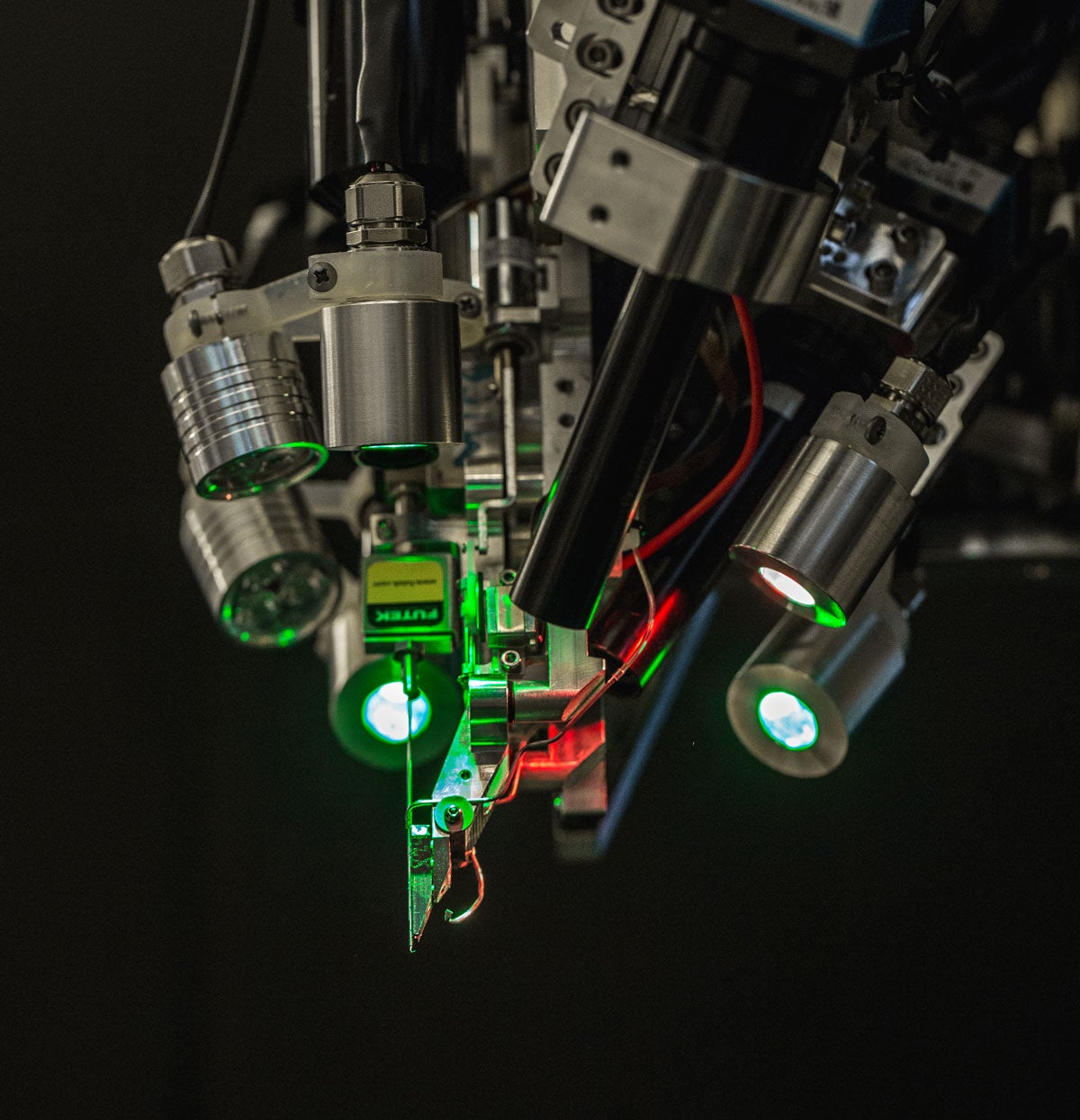 Robot Neuralinku připomíná šicí stroj na mozek. Kredit: Neuralink.