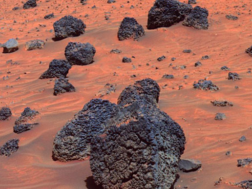 Než se člověk vydá ke hvězdám, bude si muset potřebné technologie a postupy vyzkoušet na Marsu. Záběr z Marsu pořízený vozítkem Spirit. (Zdroj NASA).