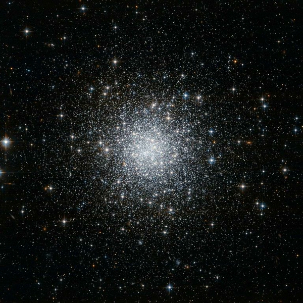 ElegantnĂ­ kulovĂˇ hvÄ›zdokupa NGC 7006. Kredit: NASA.