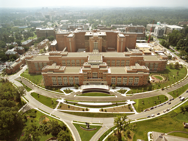 NIH, národní lékařská výzkumná agentura, zahrnuje 27 institutů a center a je součástí amerického ministerstva zdravotnictví a sociálních služeb. Na snímku je Centrum klinického výzkumu Marka O. Hatfielda (budova 10) v kampusu NIH Bethesda, Maryland. 