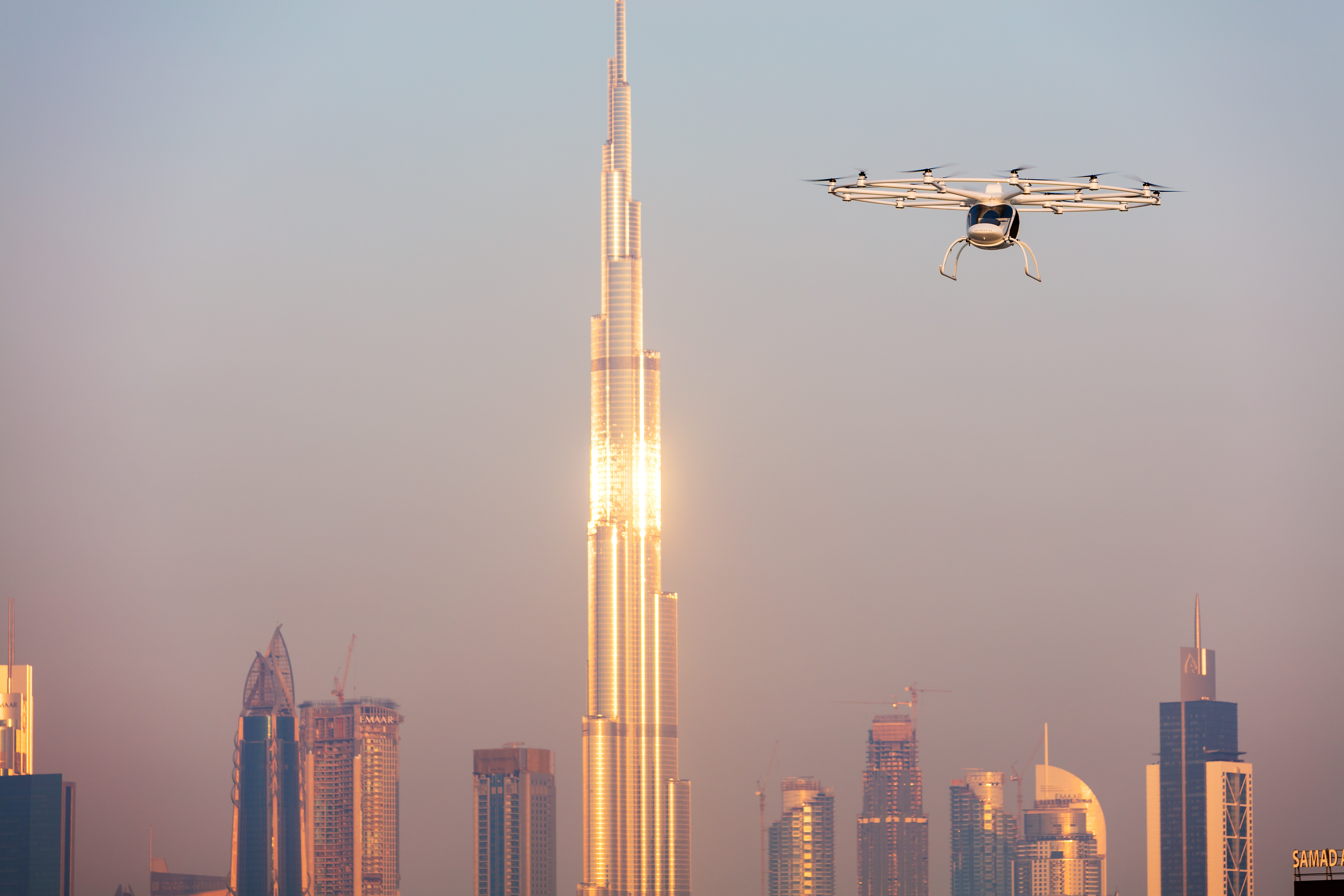 Volocopter poblíž Burdž Chalífa, nebo-li „Chalífovy věže“. Pro návštěvníky Dubaje, kterých už je téměř patnáct milionů ročně, je nejvyšší mrakodrap světa se svými 828 metry, jedním z největších lákadel.