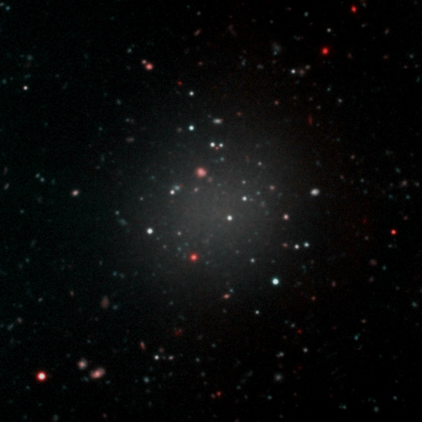 Galaxie NGC1052-DF2, temné hmoty prostá. Kredit: Gemini Observatory/NSF/AURA/Keck/Jen Miller.