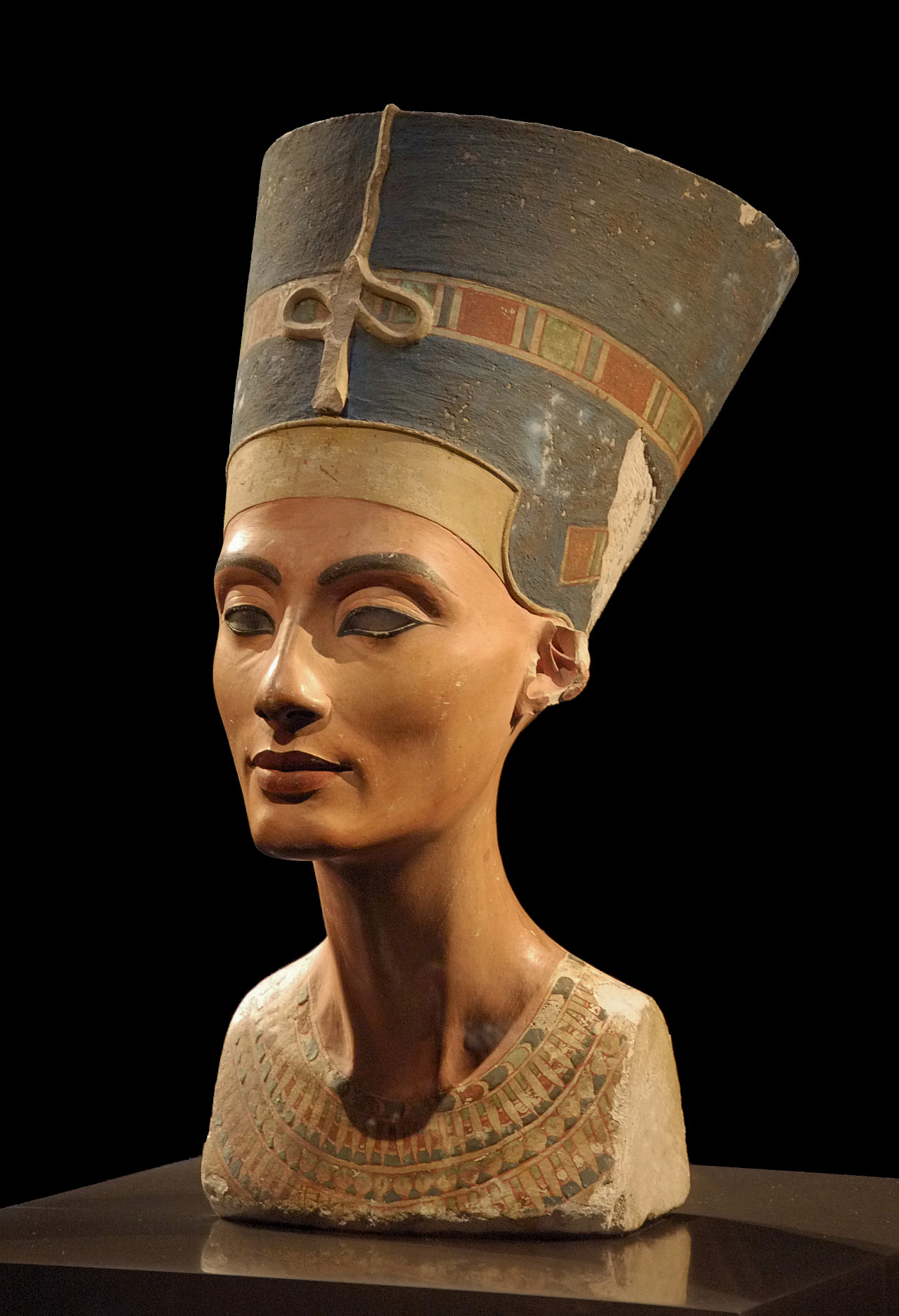 Nefertiti, cca 1370 – cca ?1330 př . n. l. ) královna 18. dynastie starověkého Egypta.  Busta je připisována egyptskému sochaři Thutmosovi a byla vykopána z jeho zakopaného ateliérového komplexu na počátku 20. století. (Kredit: Philip Pikart, Wikiped