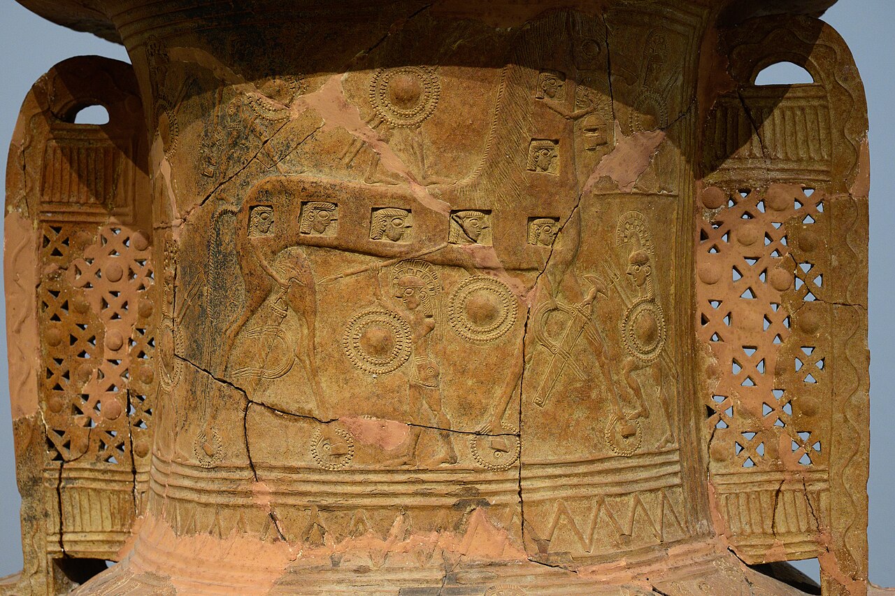 Jedno z nejstarších zobrazení Trójského koně. Velký reliéfní pithos nalezený na Mykonu. Kolem roku 670 před n. l. Archeologické muzeum na Mykonu, Inv. 2240. Kredit: Zde, Wikimedia Commons. Licence CC 4.0.