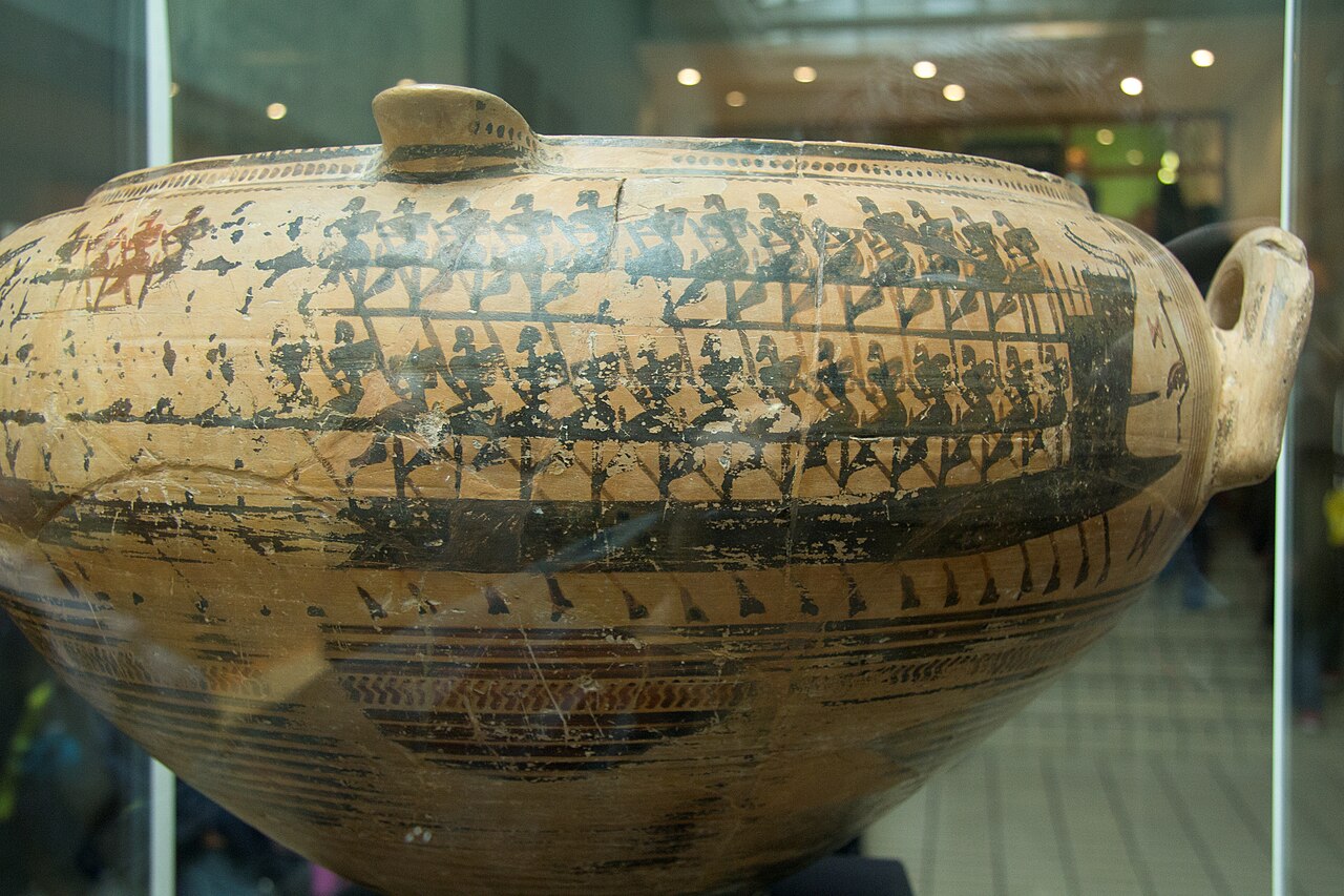 Loď s dvěma řadami veslařů. Athénský kratér malovaný v geometrickém stylu, 735-720 před n. l. Nalezený v Thébách. Britské muzeum, GR 1.899.2-19.1. Kredit: Zde, Wikimedia Commons. Licence CC 4.0.