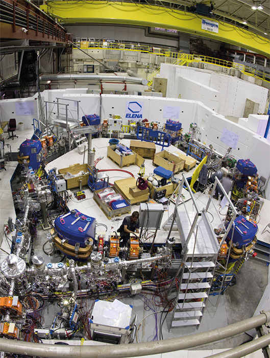 Nové zařízení ELENA, které převezme antiprotony z antiprotonového zpomalovače s energií 5,3 MeV, zpomalí je na energii 100 keV a předá je experimentům. Výsledkem bude zmenšení ztrát počtu antiprotonů a lepší kvalita jejich souborů. (Zdroj CERN).