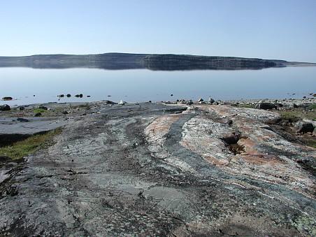 Metamorfované horniny z Nuvvuagittuq (Kanada) mohou být nejstaršími horninami na Zemi. Kredit: NASA, volná doména.