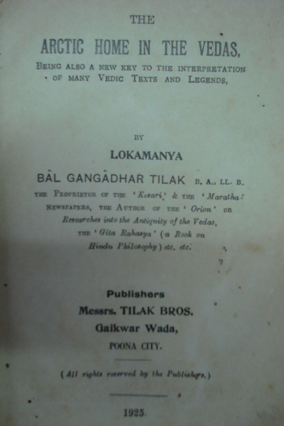 Titulní strana Tilakovy knihy The Arctic Home in the Vedas, vydání z roku 1925. Wikimedia Commons.
