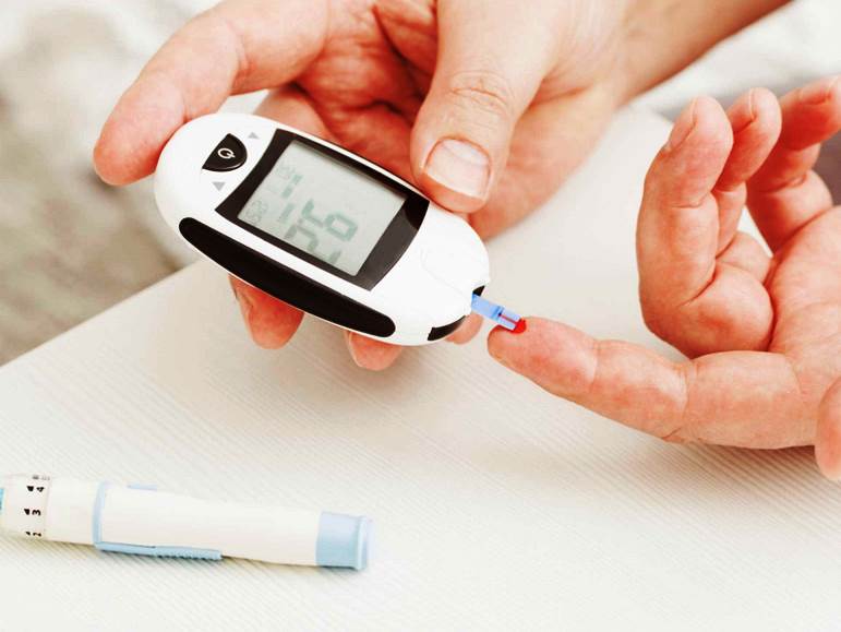 Když glukometr ukáže hodnotu vyšší než 5,6 nebo nižší než 3,6 (mmol/l), máme asi problém. Jenže kolik lidí nezná hodnotu koncentrace glukózy ve své krvi. Psát o linii a správné životosprávě by bylo opakováním notoricky známých souvislostí. Někdy mají