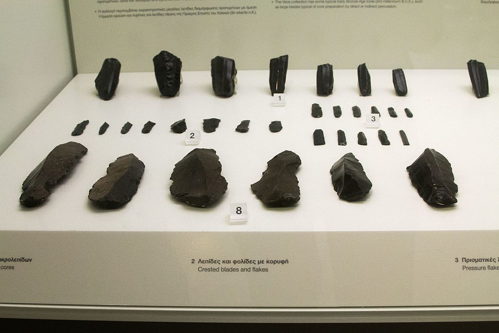 Opracovaný obsidián, pozdní neolit a raná doba bronzová. Muzeum hornictví v Adamas na Mélu (Milosu). Kredit: Wikimedia Commons.