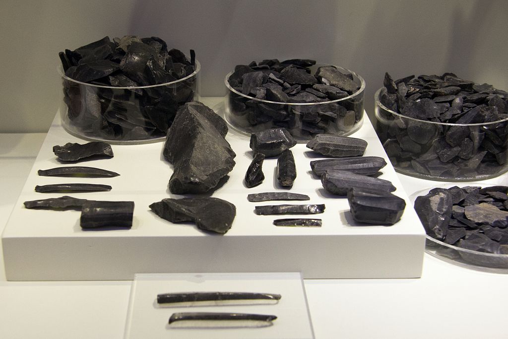 Obsidián z Mélu na Krétě, raná doba bronzová. Kredit: Wikimedia Commons.
