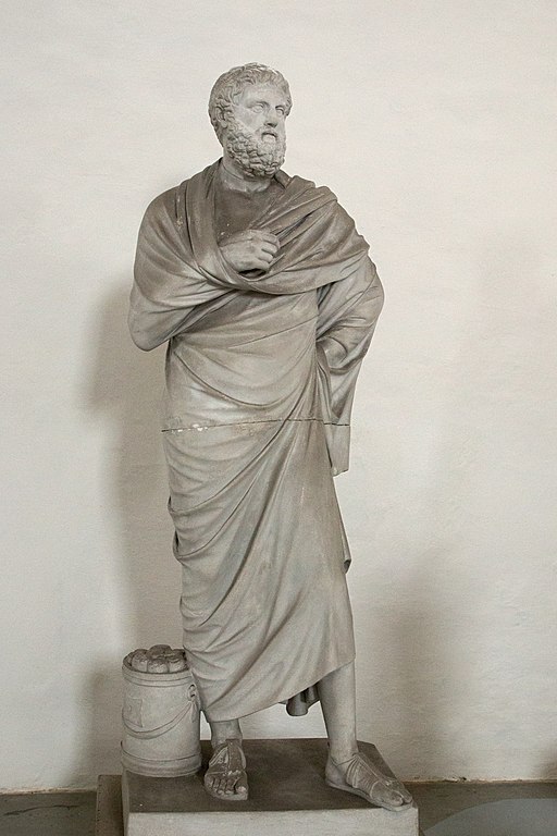 Sofoklés, archetyp z doby kolem roku 340 před n. l. Sádrový odlitek. Galerie antického umění v Hostinném. Originál je v Lateránském muzeu v Římě. U nohy nemá koš na odpad, ale schránu na svitky tragédií. Kredit: Zde, Wikimedia Commons.