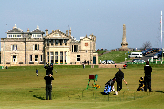 Old Course v St. Andrews ve Skotsku. Od poloviny osmnĂˇctĂ©ho stoletĂ­ je  standardnĂ­ 18-ti jamkovĂ©. (Kredit: Golf Advisor)