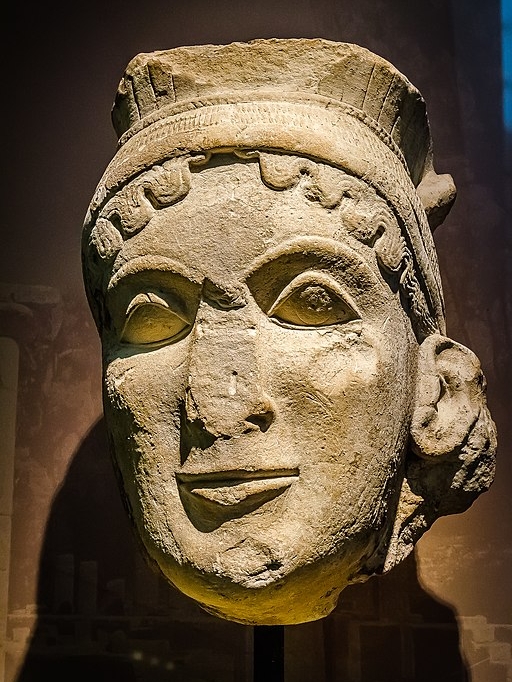 Hlava kultovní sochy Héry z jejího chrámu, vápenec, 600 až 590 před n. l. Archeologické muzeum v Olympii. Kredit: Made by Numbers, Wikimedia Commons. Licence CC 2.0.