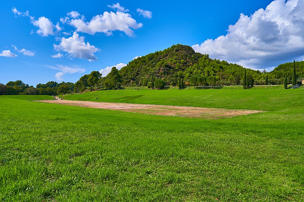 Stadion a Kronův pahorek. Kredit: George E. Koronaios, Wikimedia Commons. Licence CC 4.0.