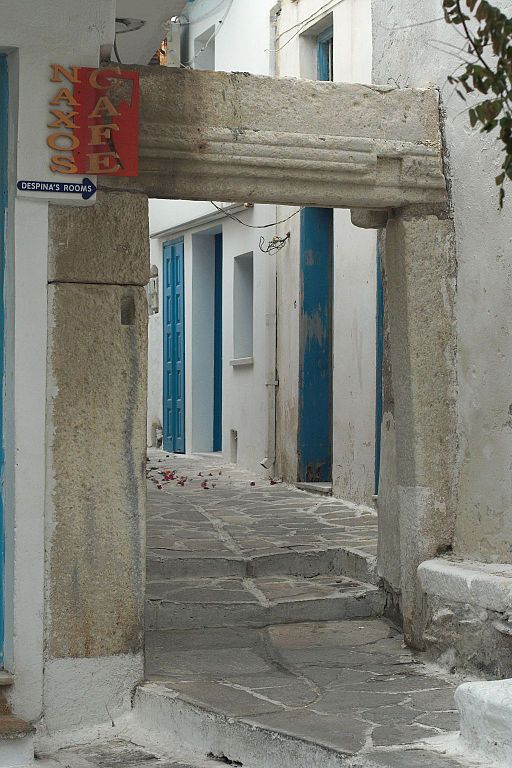 Pořádná brána v uličkách Naxijské Chóry. Je archaická nebo středověká? Asi obojí. Kredit: Zde, Wikimedia Commons. Licence CC 4.0.