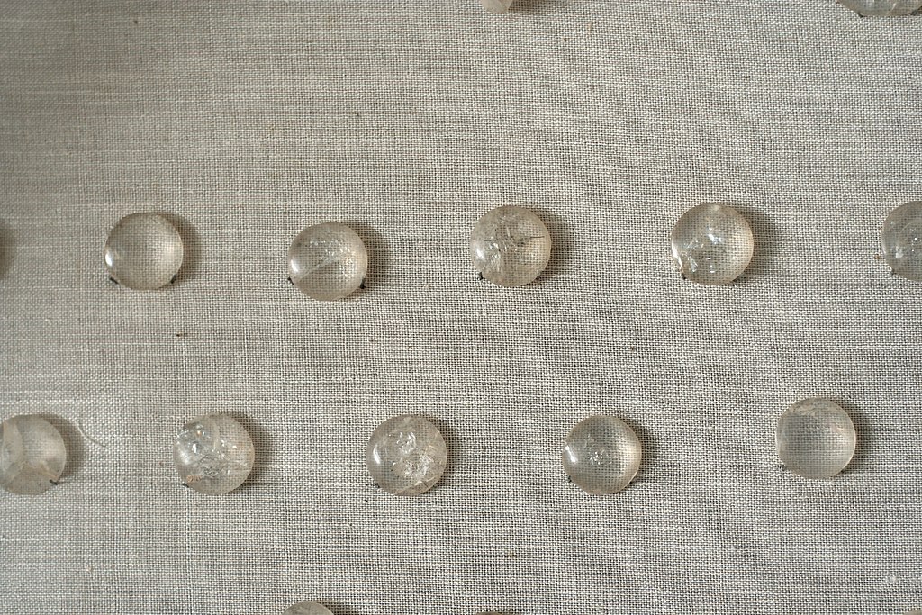 Čočky broušené z křišťálu. Sloužily jako ozdoba, i když by některé dobře fungovaly i opticky. Kréta, 1600-1450 před n. l. Kredit: Wikimedia Commons.
