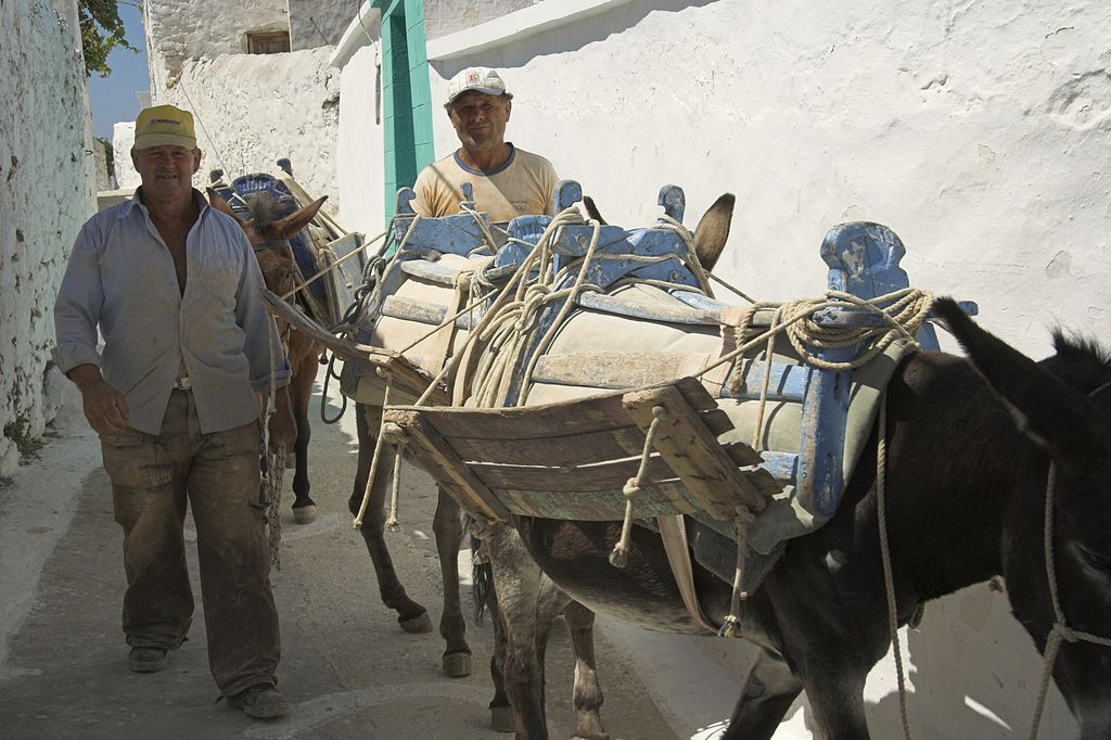 Zedníci na cestě k práci ve vsi Lagada na Amorgu. Kredit: Zde, Wikimedia Commons.