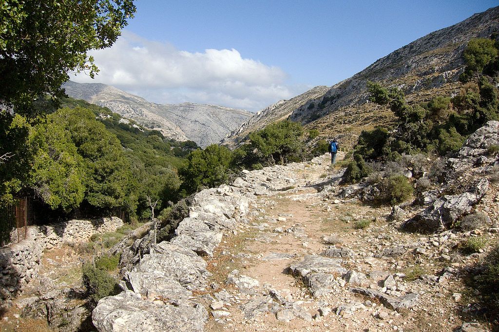 Zvlášť krásné kalderími z Apeiranthu k Ag. Kyrikaki a smirkovým dolům. Naxos. Kredit: Zde, Wikimedia Commons.