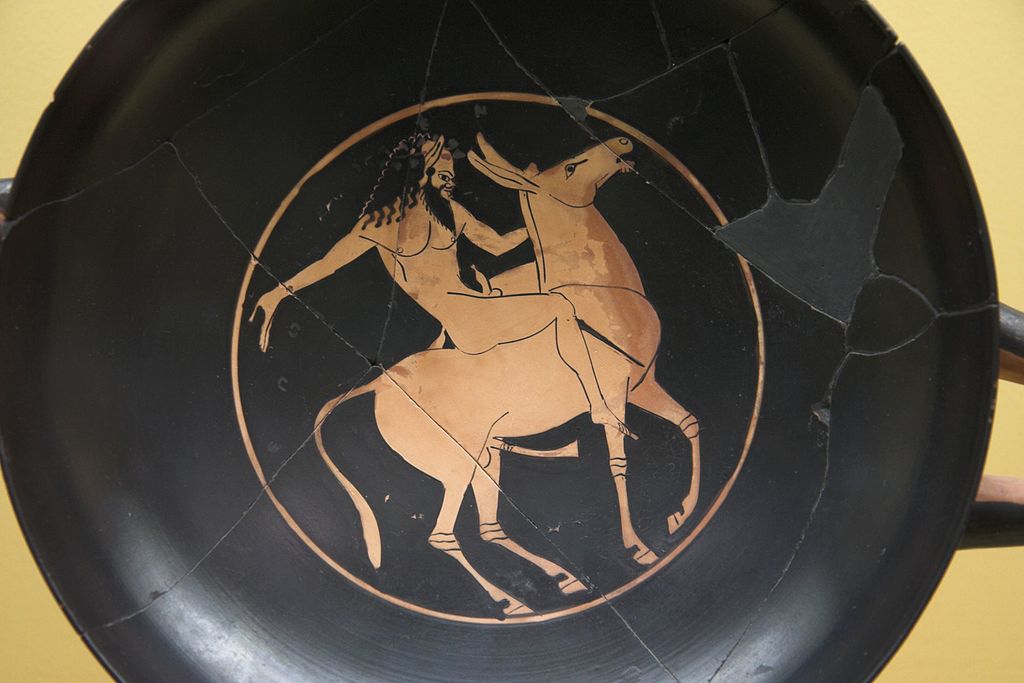 Satyr na oslu, 510 před n. l. Muzeum Staré agory v Athénách. Kredit: Zde, Wikimedia Commons.